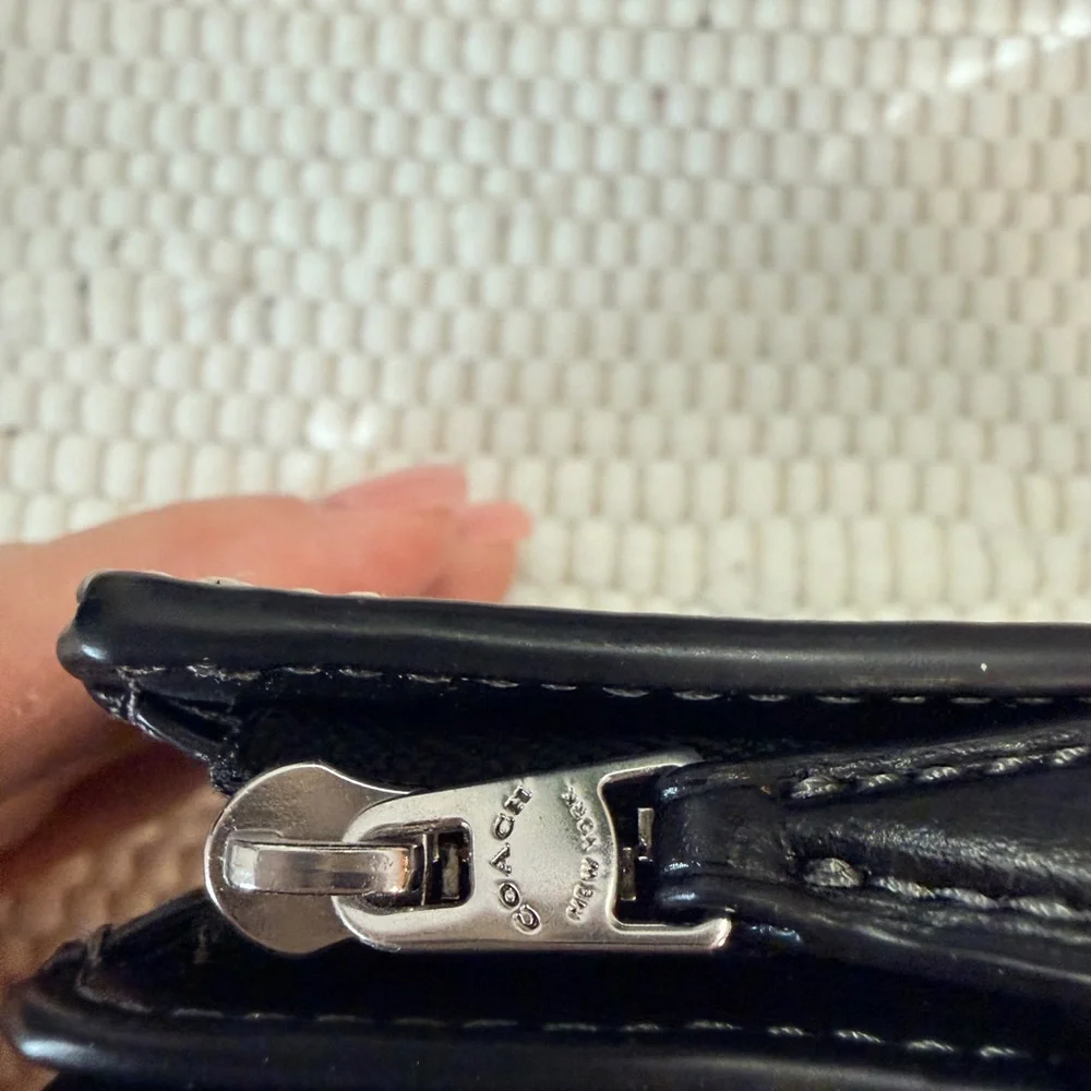 Coach White and Black Signature Wallet - Picture 4 of 9